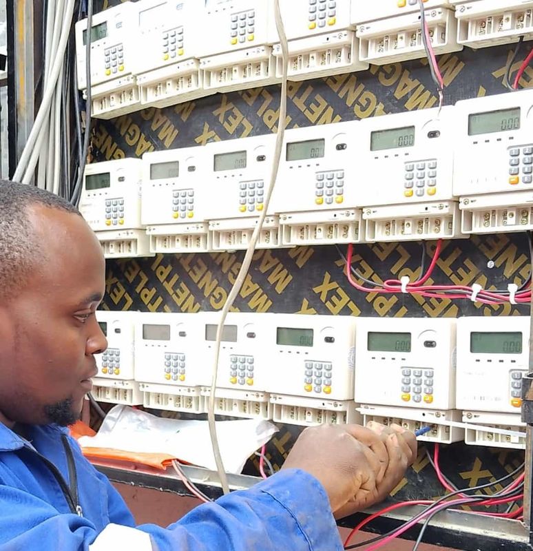 टिकाऊ और दीर्घकालिक परीक्षण के लिए एसटीएस मानक प्रोटोकॉल के साथ 50 हर्ट्ज आवृत्ति विद्युत मीटर परीक्षण उपकरण