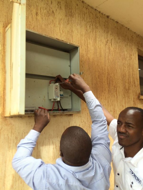 टिकाऊ और दीर्घकालिक परीक्षण के लिए एसटीएस मानक प्रोटोकॉल के साथ 50 हर्ट्ज आवृत्ति विद्युत मीटर परीक्षण उपकरण